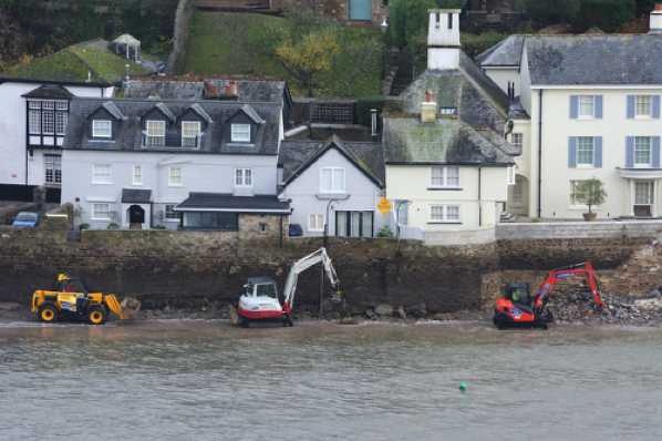26 November 2019 - 10-36-52.jpg
Time and tide wait for no digger. The repairs to the Kittery Court landing stage continue. When the height of the river allows.
#RiverDartTides #KitteryCourtKingswear